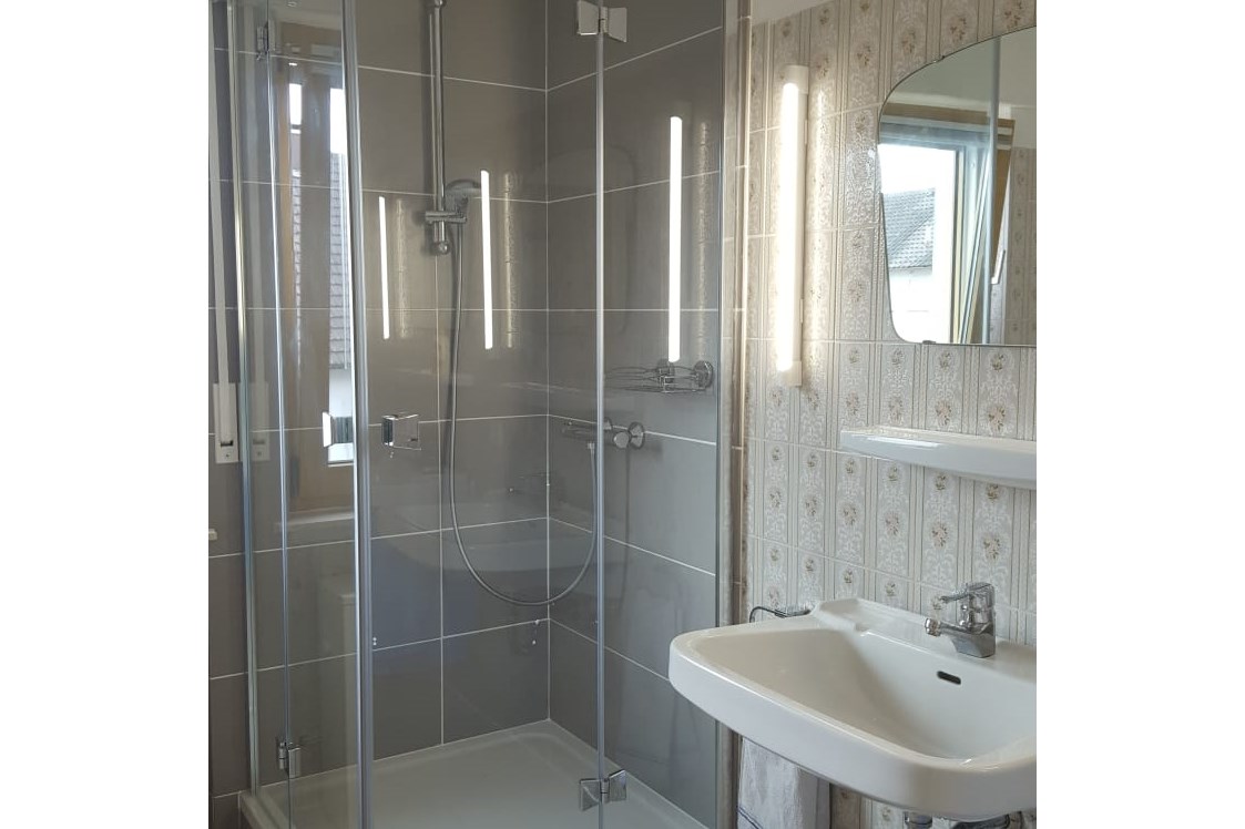 Monteurzimmer: Bad mit Dusche, Badewanne, 2 Waschbecken. 2 Spiegel. Nichtraucherbereich - Ferienwohnung Bruckenfeld Rheinau-Linx