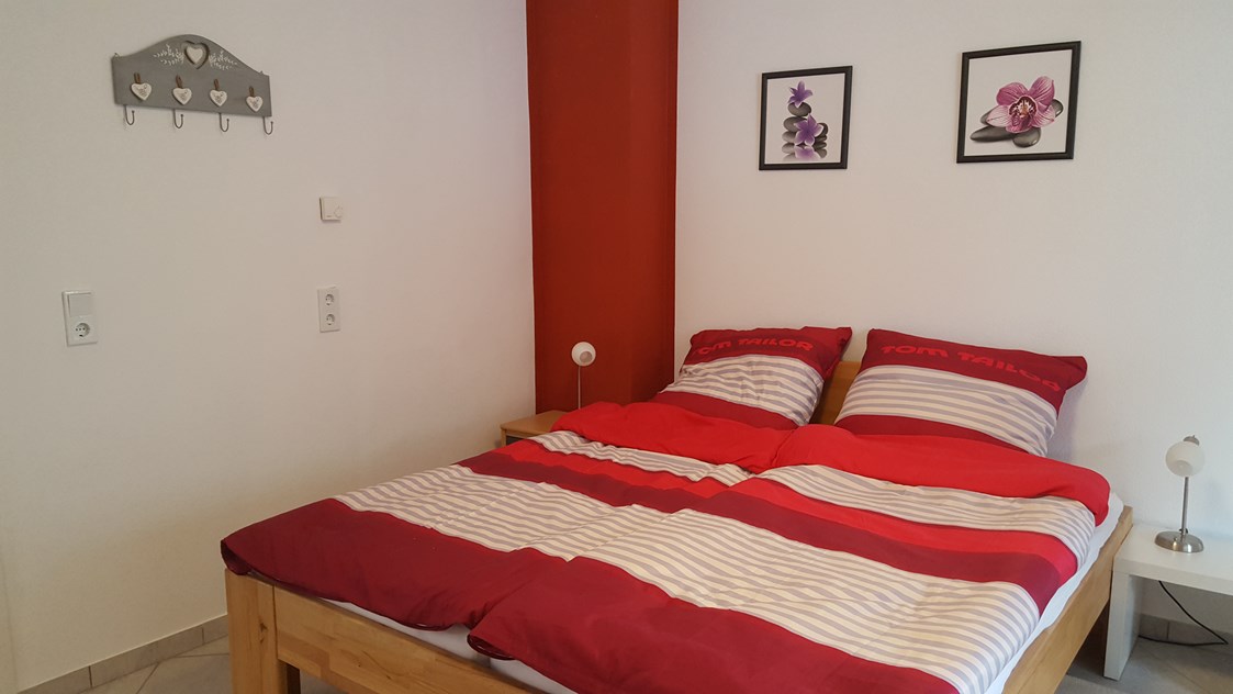 Monteurzimmer: Schlafzimmer 1 mit Doppelbett 1,8 x 2,0 m. Schrank, Fernseher, Kommode. Nichtraucherzimmer - Ferienwohnung Bruckenfeld Rheinau-Linx