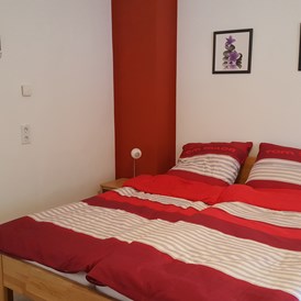 Monteurzimmer: Schlafzimmer 1 mit Doppelbett 1,8 x 2,0 m. Schrank, Fernseher, Kommode. Nichtraucherzimmer - Ferienwohnung Bruckenfeld Rheinau-Linx