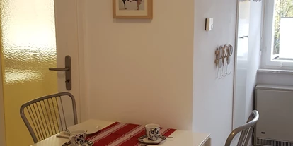 Monteurwohnung - Kehl - Wohnflur mit Essbereich, Garderobe. Nichtraucherbereich - Ferienwohnung Bruckenfeld Rheinau-Linx