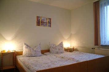 Monteurzimmer: Die Betten können als Einzel- und als Doppelbett genutzt werden. - Ferienwohnung "Zum Fuchsbau"