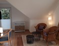 Monteurzimmer: Zimmer mit Doppelbett, Balkon, Schreibtisch, Sitzgruppe - Appartment Bad Pyrmont