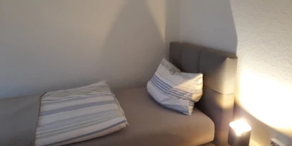 Monteurwohnung - PLZ 31860 (Deutschland) - Zimmer mit Einzelbett ( aufbettbar mit 2.tem Einzelbett ist möglich)
Balkon, Schreibtisch, Sitzgruppe - Appartment Bad Pyrmont