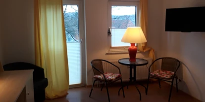 Monteurwohnung - PLZ 31860 (Deutschland) - Zimmer mit Einzelbett ( aufbettbar mit 2.tem Einzelbett ist möglich)
Balkon, Schreibtisch, Sitzgruppe - Appartment Bad Pyrmont