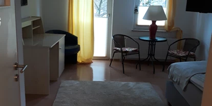 Monteurwohnung - PLZ 31860 (Deutschland) - Zimmer mit Einzelbett ( aufbettbar mit 2.tem Einzelbett ist möglich)
Balkon, Schreibtisch, Sitzgruppe - Appartment Bad Pyrmont