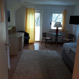 Monteurzimmer: Zimmer mit Einzelbett ( aufbettbar mit 2.tem Einzelbett ist möglich)
Balkon, Schreibtisch, Sitzgruppe - Appartment Bad Pyrmont