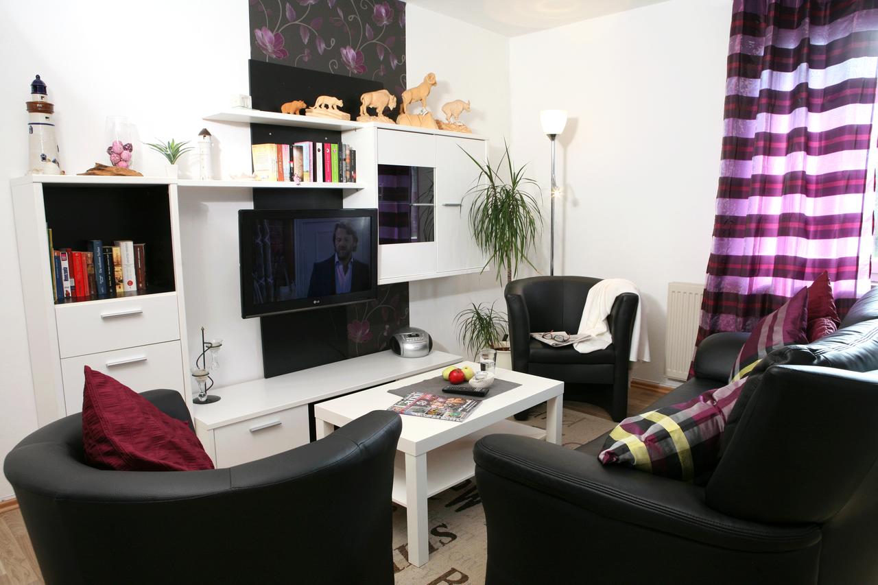 Monteurwohnung - Dähre - Wohnzimmer - Ferienwohnung 3 Zimmer 6 Betten