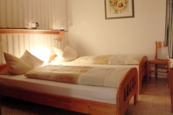 Monteurzimmer: Schlafzimmer mit Einzelbetten - Ferienhof Fischerhof