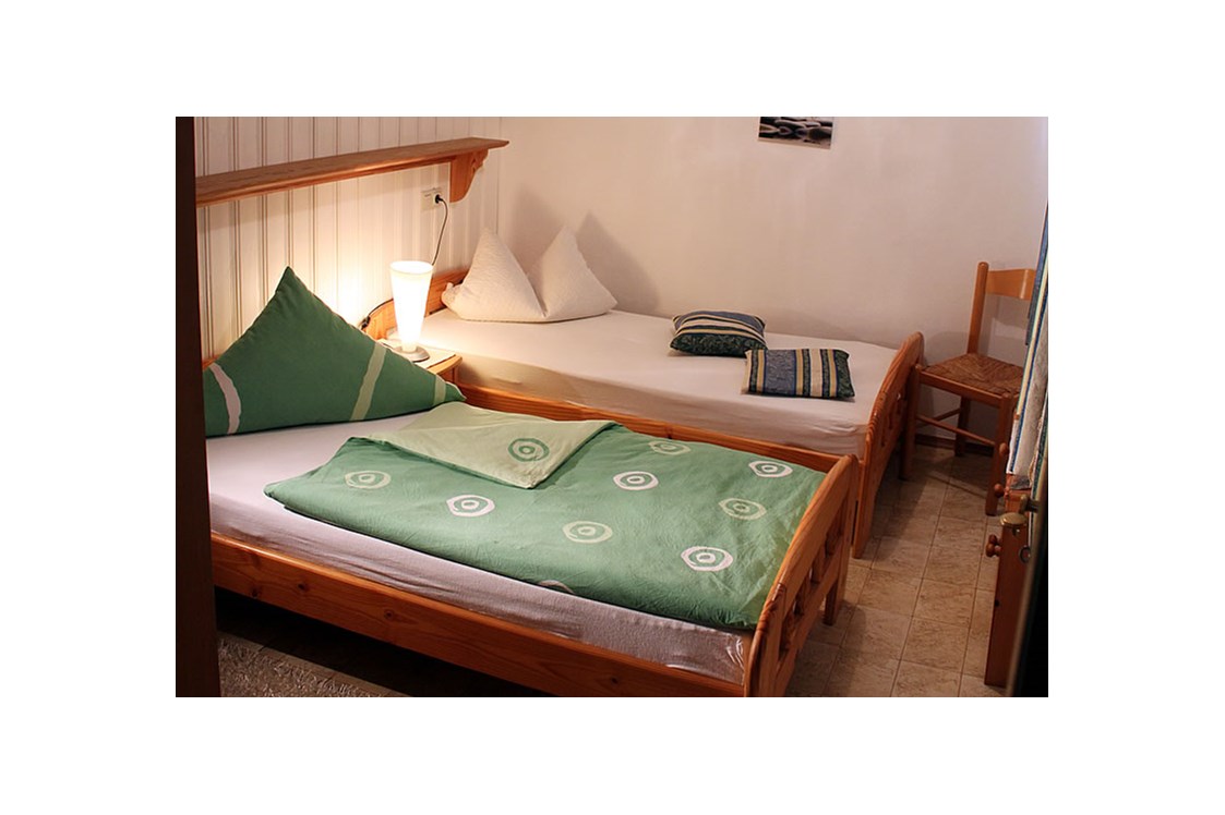 Monteurzimmer: Weiteres Schlafzimmer mit getrennten Betten - Ferienhof Fischerhof