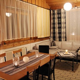 Monteurzimmer: Essbereich und Couch - Ferienhof Fischerhof