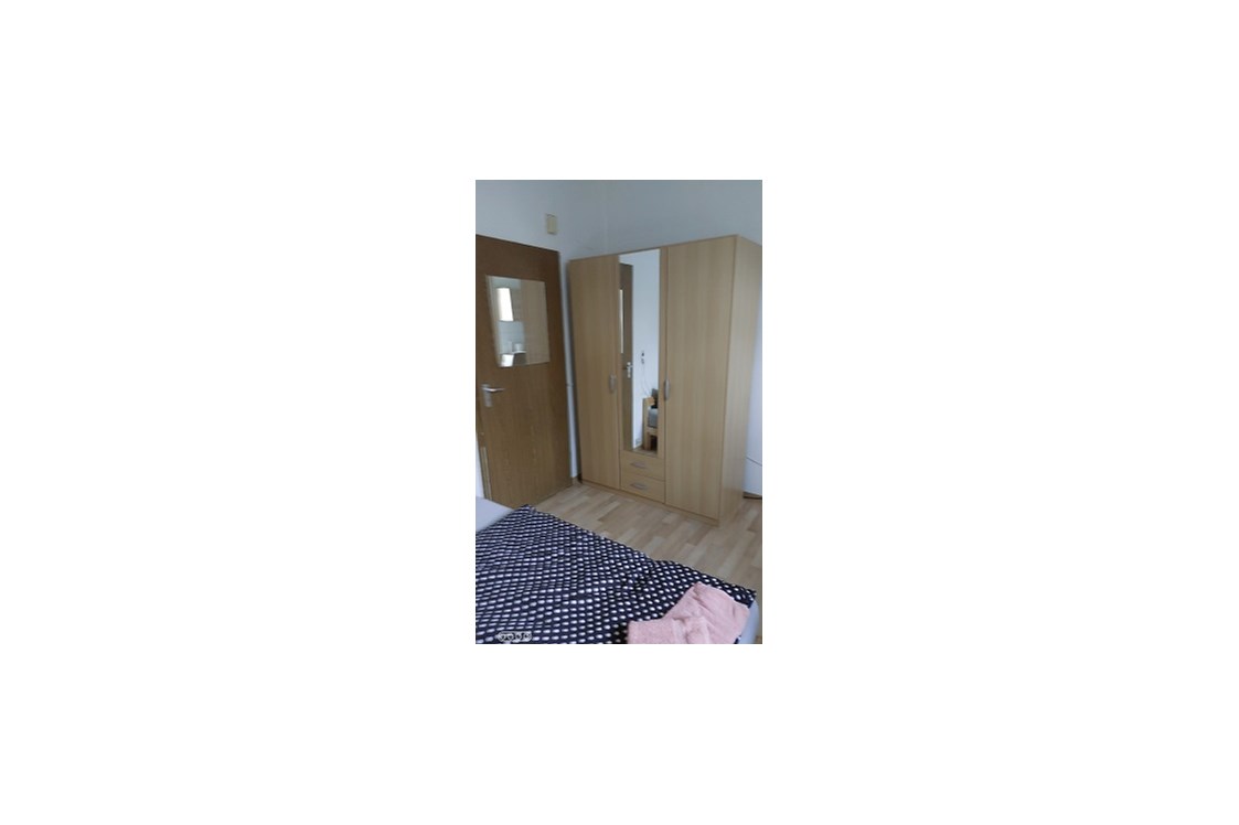 Monteurzimmer: Eingangstür zum Appartement mit Kleiderschrank - Appartement 2 sofort wieder buchbar