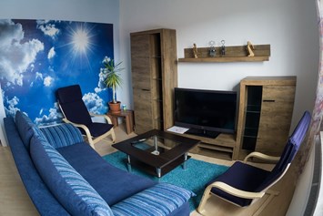 Monteurzimmer: Das Wohnzimmer mit Schlafcouch und TV - Ferienwohnung Wanderurlaub in Schmalkalden