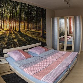 Monteurzimmer: Das 1. Schlafzimmer mit Doppelbett - Ferienwohnung Wanderurlaub in Schmalkalden