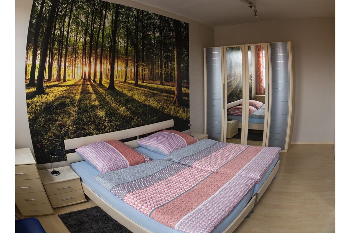 Monteurzimmer: Das 1. Schlafzimmer mit Doppelbett - Ferienwohnung Wanderurlaub in Schmalkalden
