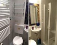 Monteurzimmer: Das kleine Bad mit Dusche und WC - Ferienwohnung Wanderurlaub in Schmalkalden