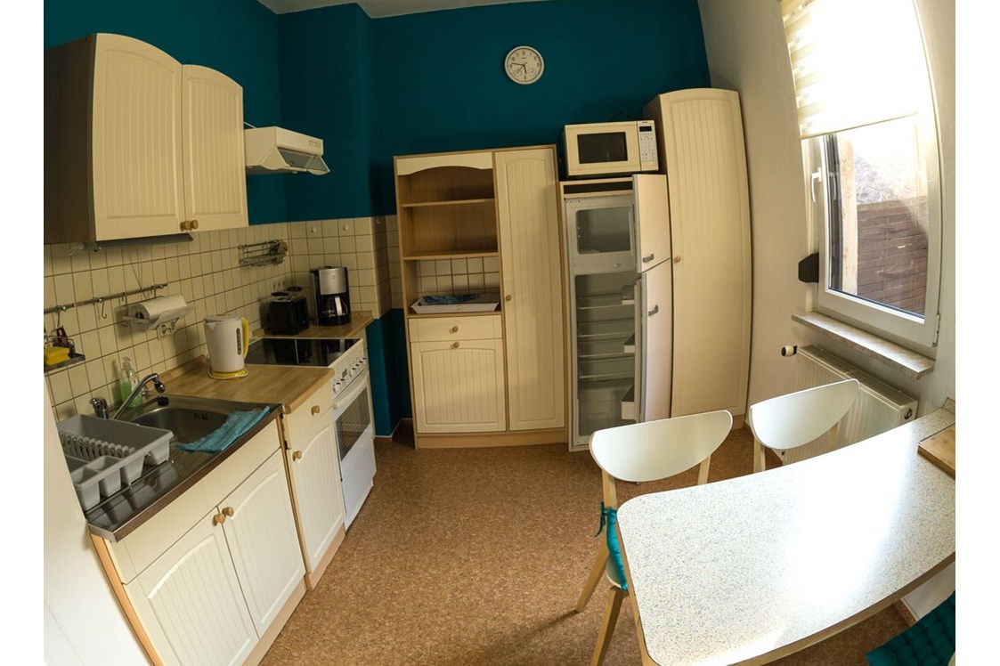 Monteurzimmer: Die große Küche mit 4 Sitzplätzen und guter Ausstattung - Ferienwohnung Wanderurlaub in Schmalkalden