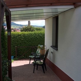 Monteurzimmer: Die überdachte Sitzecke im Garten (Raucherinsel) - Ferienwohnung Wanderurlaub in Schmalkalden