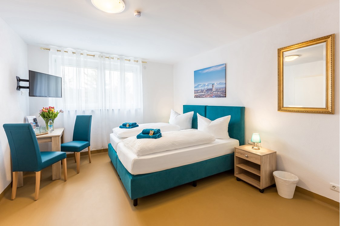 Monteurzimmer: Doppelzimmer mit King-Size Bett 30 cm hohe Boxspringmatratze
 - Hotel Ludwig