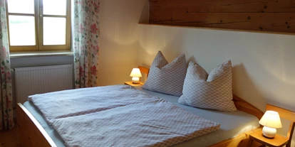 Monteurwohnung - Balkon - Deutschland - großes Schlafzimmer obere Wohnung - Haus am Hof