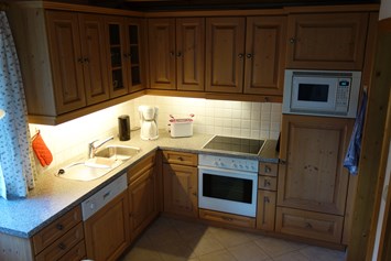 Monteurzimmer: Küche untere Wohnung mit Essplatz - Haus am Hof