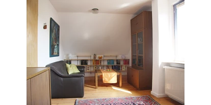 Monteurwohnung - Küche: Küchenmitbenutzung - PLZ 66903 (Deutschland) - Das Hofzimmer hat 2 Betten auf der einen Seite entweder separat oder zusammen. Und einen gemütlichen Wohnzimmerteil zur Erholung. Das Zimmer ist großzügig und daneben ist eine kleine Küche zur allgemeinen Nutzung. Auch das Bad mit Dusche ist in Reichweite. Sie können eine Etage tiefer die Terrasse nutzen zum verweilen oder auch für Raucher. - DG Hofzimmer