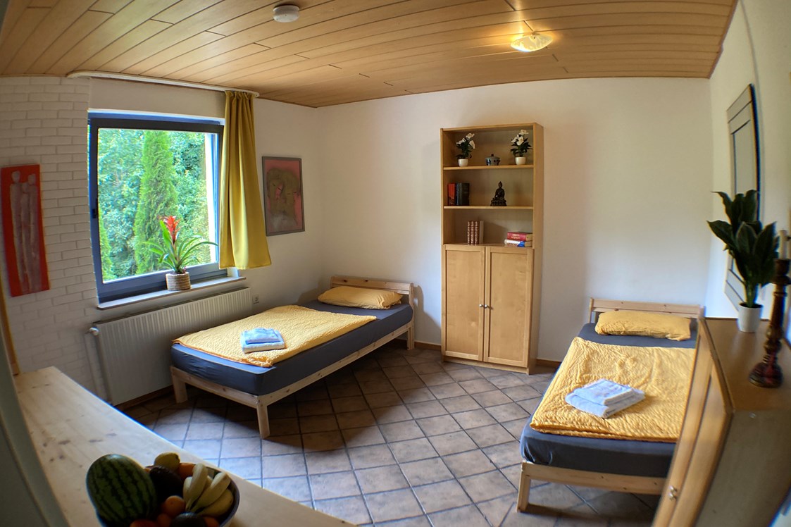 Monteurzimmer: Dieses Zimmer ist ruhig zum Garten gerichtet und kann auch als Doppelbett etabliert werden - DG Gartenzimmer Mittte