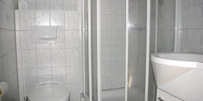 Monteurwohnung - Bad Hersfeld - Dusche/WC, Waschbecken - F-Haus für 1-6 Monteure im Seepark Kirchheim