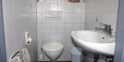 Monteurwohnung - Bad Hersfeld - WC, Waschbecken - F-Haus für 1-6 Monteure im Seepark Kirchheim