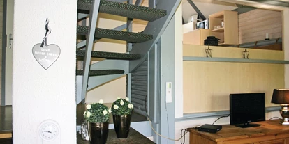 Monteurwohnung - Bad Hersfeld - Treppenhaus, Kamin - F-Haus für 1-6 Monteure im Seepark Kirchheim