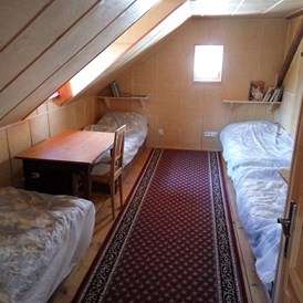 Monteurzimmer: Schlafzimmer im Dachgeschoss mit 4 Einzelbetten - Stahlavy