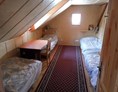 Monteurzimmer: Schlafzimmer im Dachgeschoss mit 4 Einzelbetten - Stahlavy