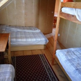 Monteurzimmer: Schlafzimmer im Dachgeschoss mit 3 Einzelbetten und einem Hochbett - Stahlavy