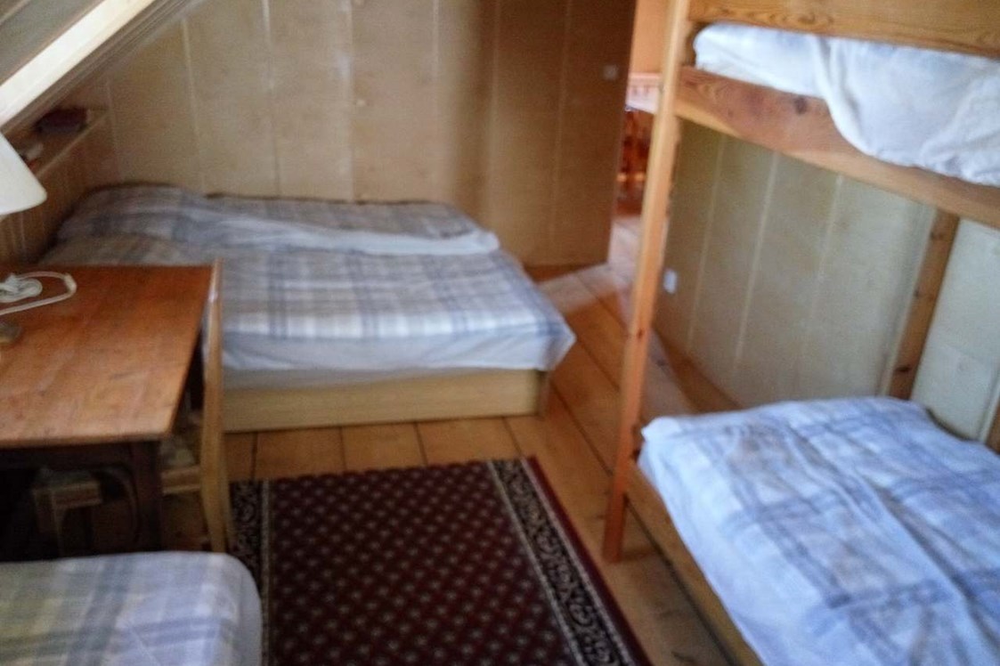Monteurzimmer: Schlafzimmer im Dachgeschoss mit 3 Einzelbetten und einem Hochbett - Stahlavy