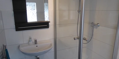Monteurwohnung - PLZ 23562 (Deutschland) - Dusche und Waschbecken  - Storchennest Dassow