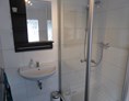 Monteurzimmer: Dusche und Waschbecken  - Storchennest Dassow