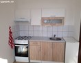Monteurzimmer: Küchenzeile mit Herd, Backofen, Wasserkocher und Waschmaschine - Jaselska