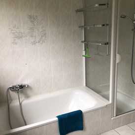 Monteurzimmer: Bad mit Dusche und Badewanne - Ferienhaus Ahlerstedt - Ahrensmoor 
