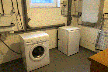 Monteurzimmer: Kellerraum mit Waschmaschine und Gefrierschrank - Ferienhaus Ahlerstedt - Ahrensmoor 