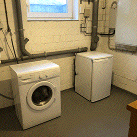 Monteurzimmer: Kellerraum mit Waschmaschine und Gefrierschrank - Ferienhaus Ahlerstedt - Ahrensmoor 