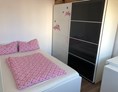 Monteurzimmer: Schlafzimmer mit Bett 1,40x2m , Schrank und einen Schreibtisch - Ferienwohnung/ Monteurswohnung Janson