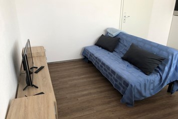 Monteurzimmer: Klappsofa (ca 1,90 länge x1,00m Breite), kann zu einem weiteren Schlafplatz umgeklappt werden - Ferienwohnung/ Monteurswohnung Janson