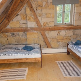 Monteurzimmer: 3. Schlafzimmer mit 2 Einzelbetten - Hammergut Neidberg in Bielatal - 20 Betten