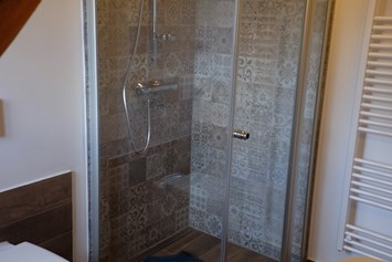 Monteurzimmer: Bad mit Dusche und Fußbodenheizung - Hammergut Neidberg in Bielatal - 20 Betten