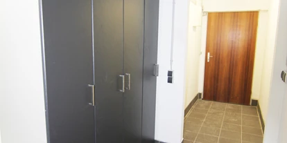 Monteurwohnung - PLZ 82223 (Deutschland) - Kleiderschrank - Moderne Unterkunft im Herzen von Germering/München