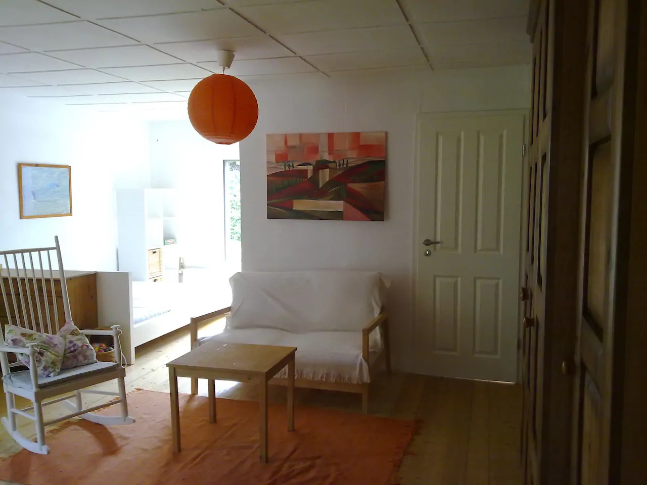 Monteurwohnung - Art der Unterkunft: Ferienwohnung - Brandenburg - Wohnzimmer mit Doppelbett und Tür zum Schlafzimmer - Ferienhaus Joey