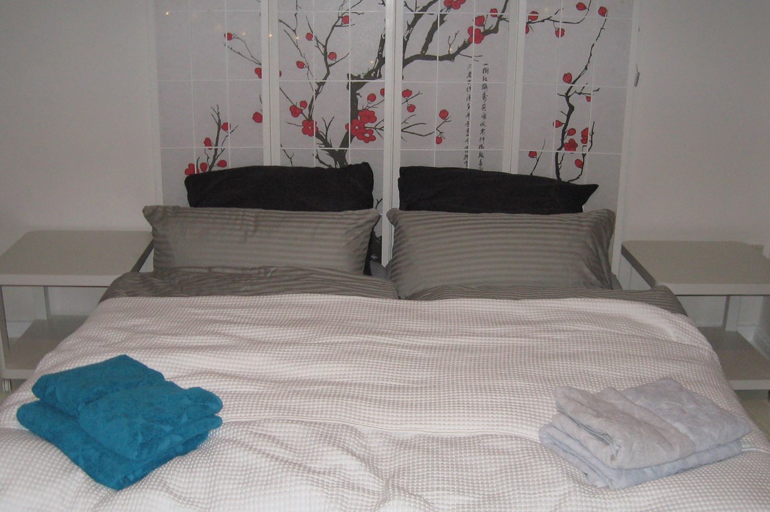 Monteurzimmer: Betten, größeres Zimmer (20 qm). Können auch separat gestellt werden. - Ruhige frische Monteurwohnung für bis zu 3 Personen