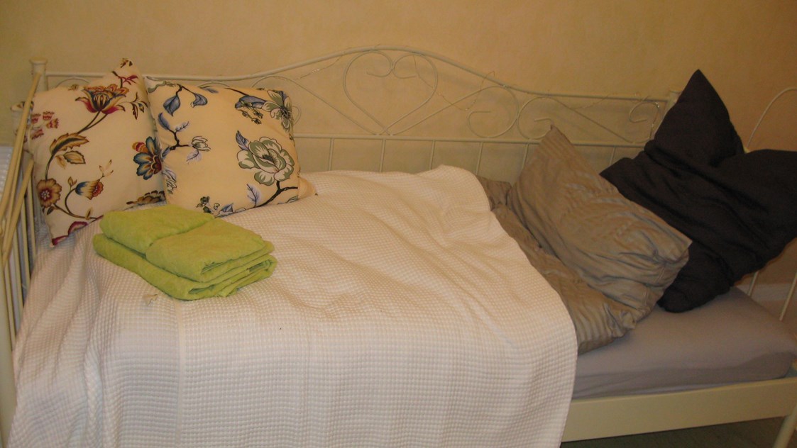 Monteurzimmer: Kleineres Zimmer (15 qm) - Ruhige frische Monteurwohnung für bis zu 3 Personen
