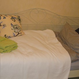 Monteurzimmer: Kleineres Zimmer (15 qm) - Ruhige frische Monteurwohnung für bis zu 3 Personen