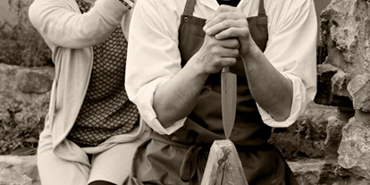Monteurwohnung - Marktzeuln - Ihre Gastgeber --verschwägert, nicht verheiratet--
Falls Sie auch eine Schwäche für Gourmetküche haben, können Sie donnerstags - und freitags Abend aus unserer kleinen aber sehr feinen Menükarte wählen. Welche aus wöchentlich wechselnden, saisonellen und immer frisch gekochten Gerichten besteht.
--Derzeit können wir leider nur mittags Gerichte zum Abholen anbieten.-- - Gasthof Maintal - Familie Zipfel