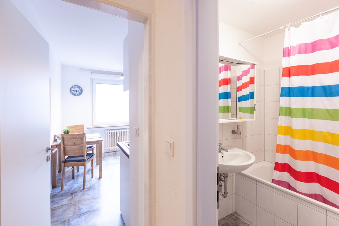Monteurzimmer: Blick vom Flur in Küche und Badezimmer - Kleeblatt